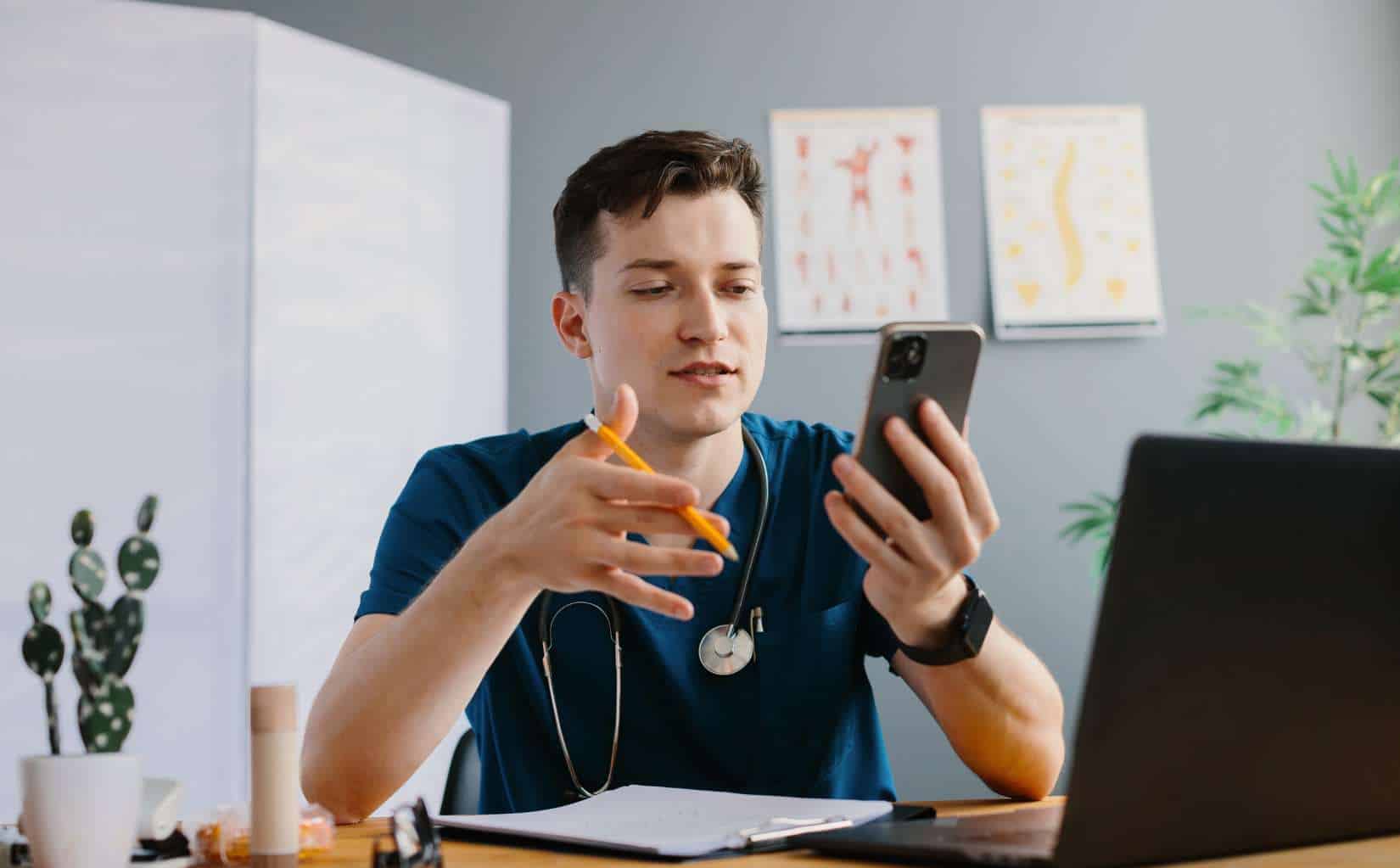 Clinician discussing options during medication-assisted treatment online in Washington.