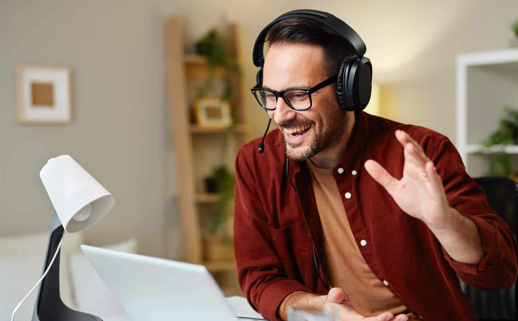 Therapist greeting clients during online group therapy in Washington.